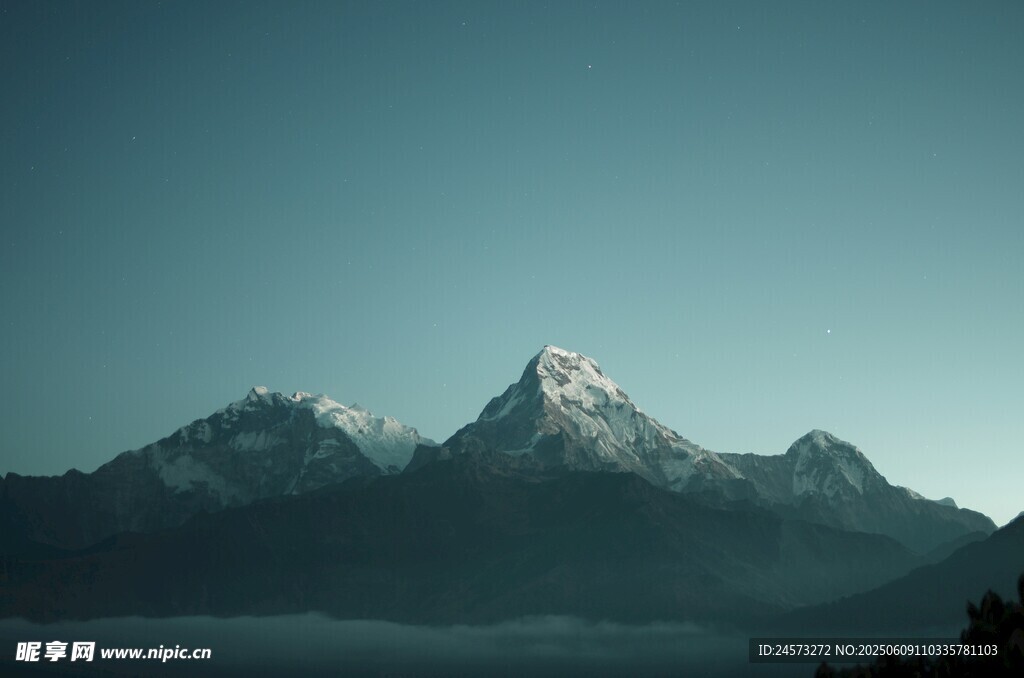 巍峨雪山美景