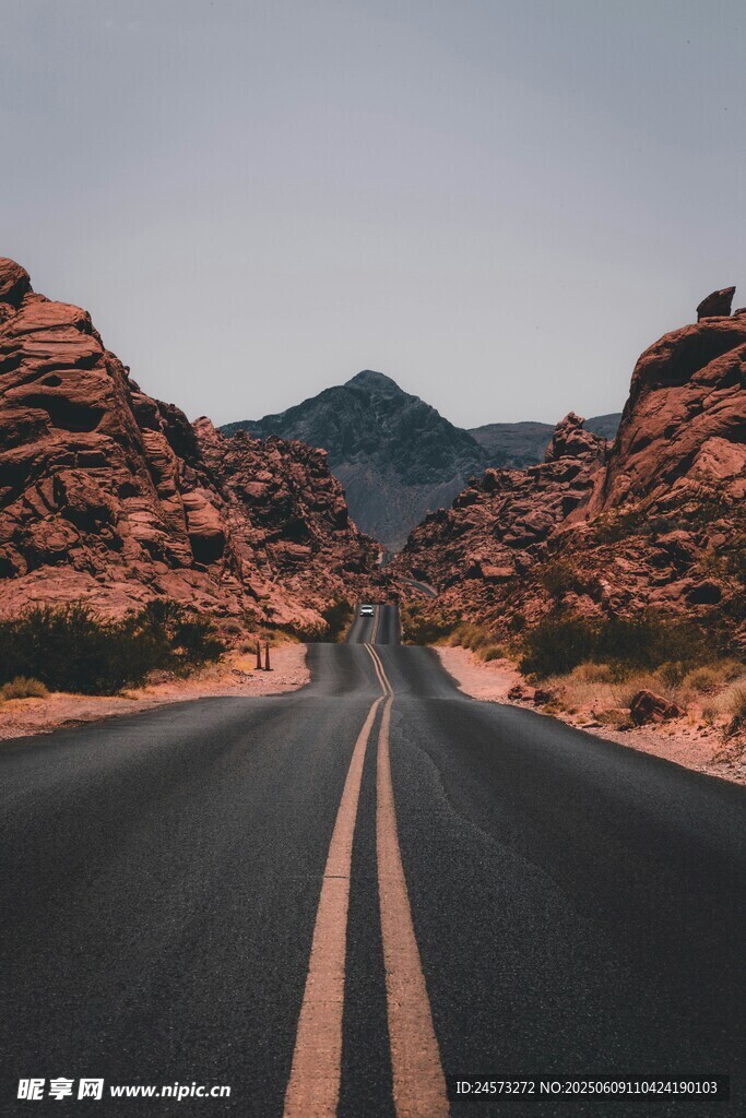 荒漠公路延伸向远方