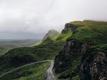 山间蜿蜒公路的壮美景色