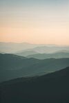黄昏下的层叠山峦