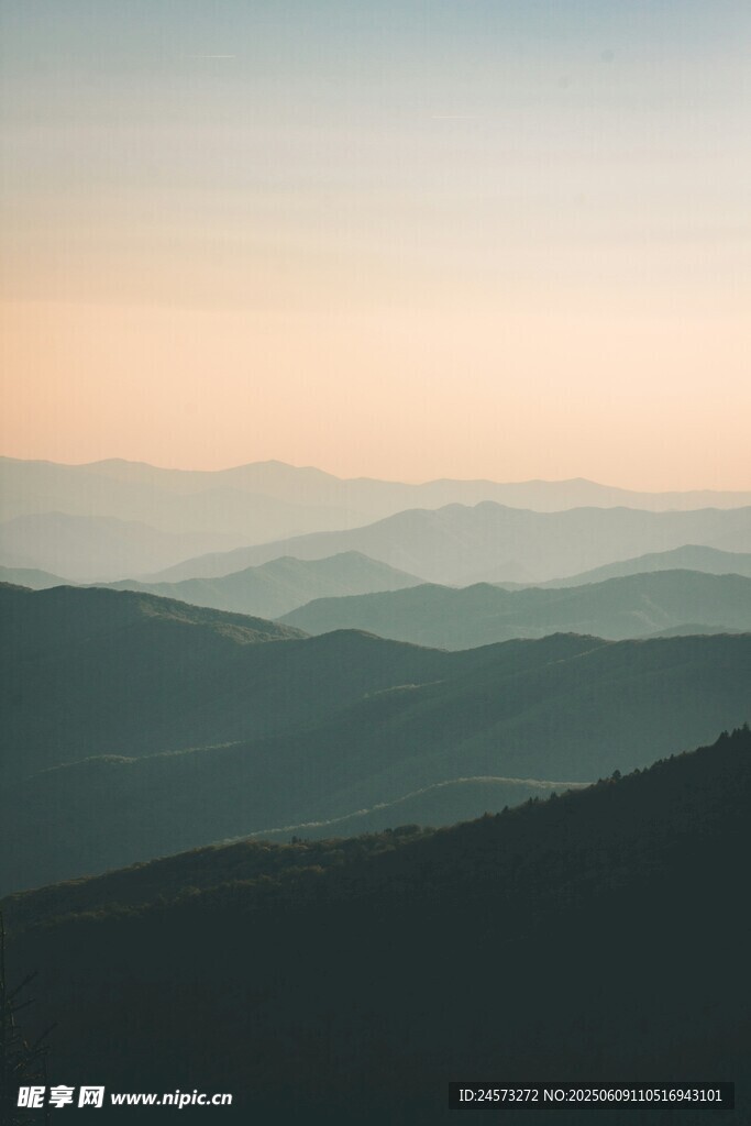 黄昏下的层叠山峦