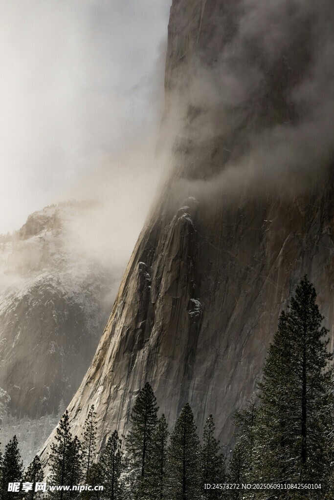 云雾缭绕的壮丽山景