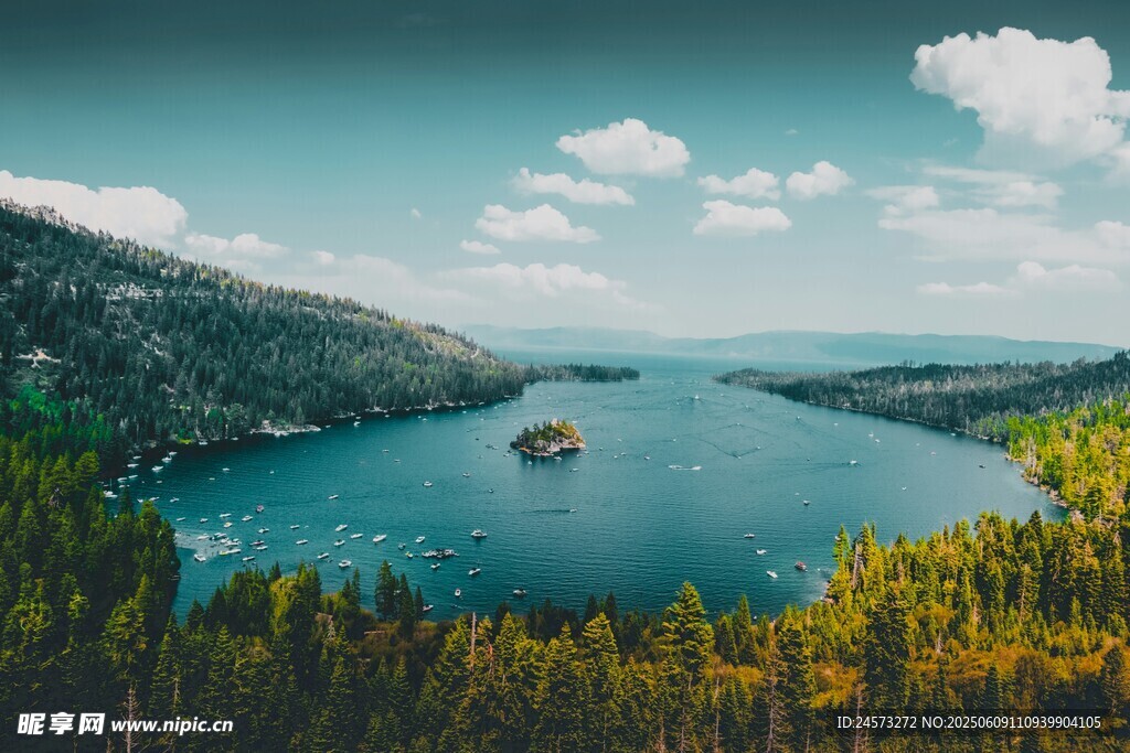 湖畔青山绿树美景如画