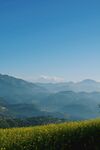 山间绿野蓝天美景
