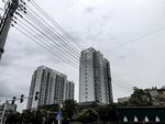 城市高楼与交错电线景观