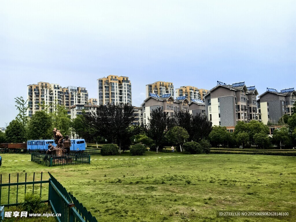 城郊绿地旁的建筑群