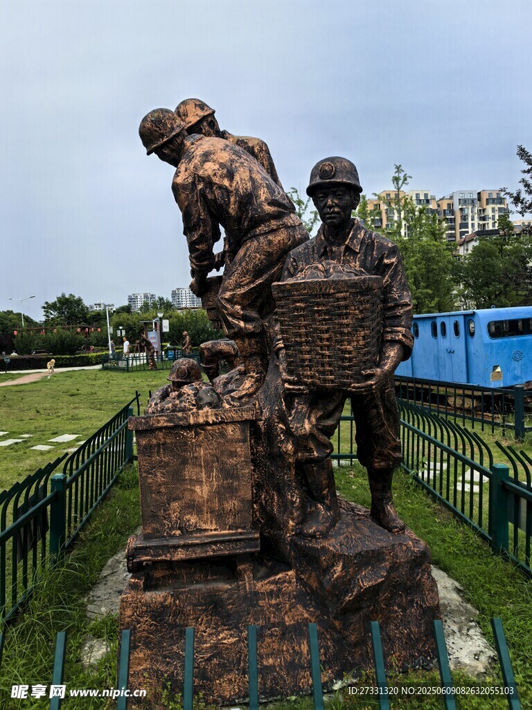 户外劳作人物雕塑