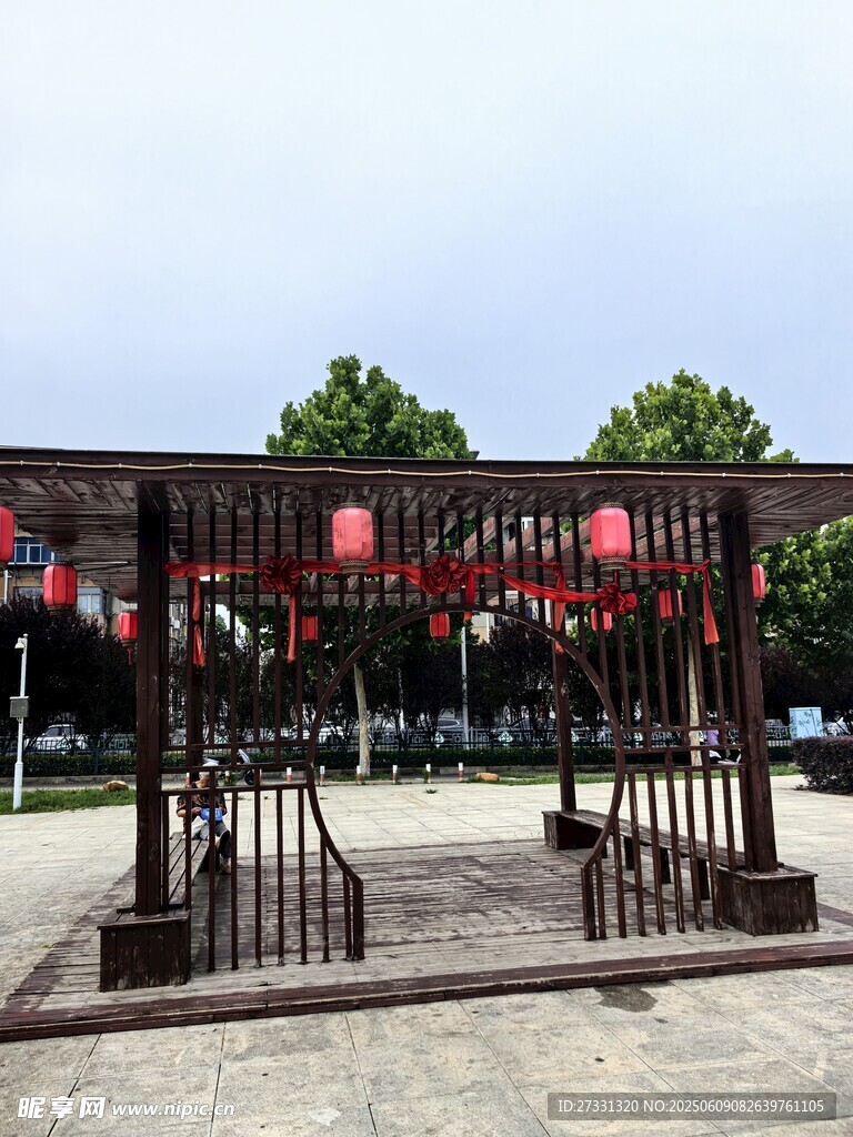中式庭院铁艺门挂红灯笼