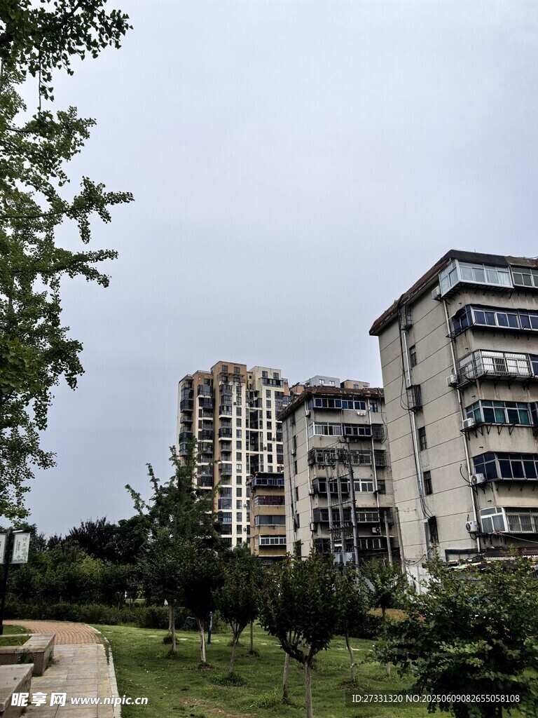 小区住宅楼周边绿化景观