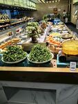 自助餐厅丰富多样美食陈列