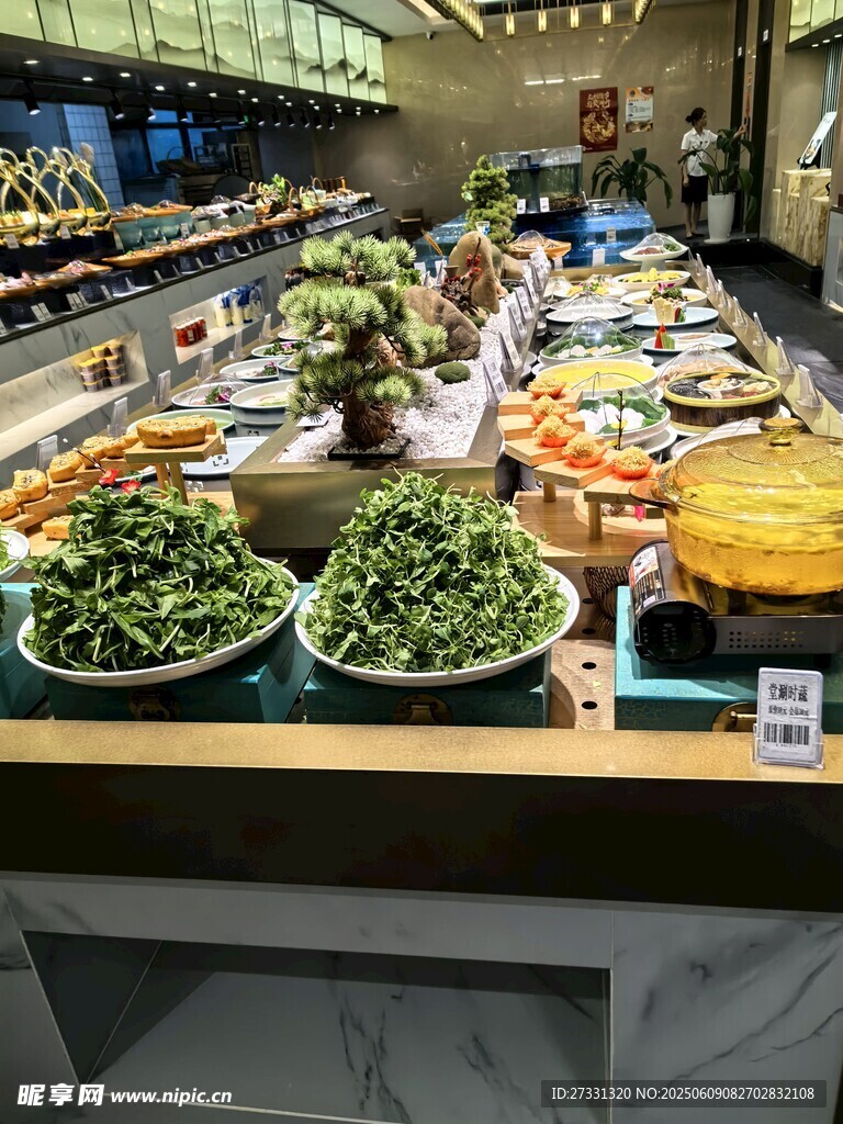 自助餐厅丰富多样美食陈列