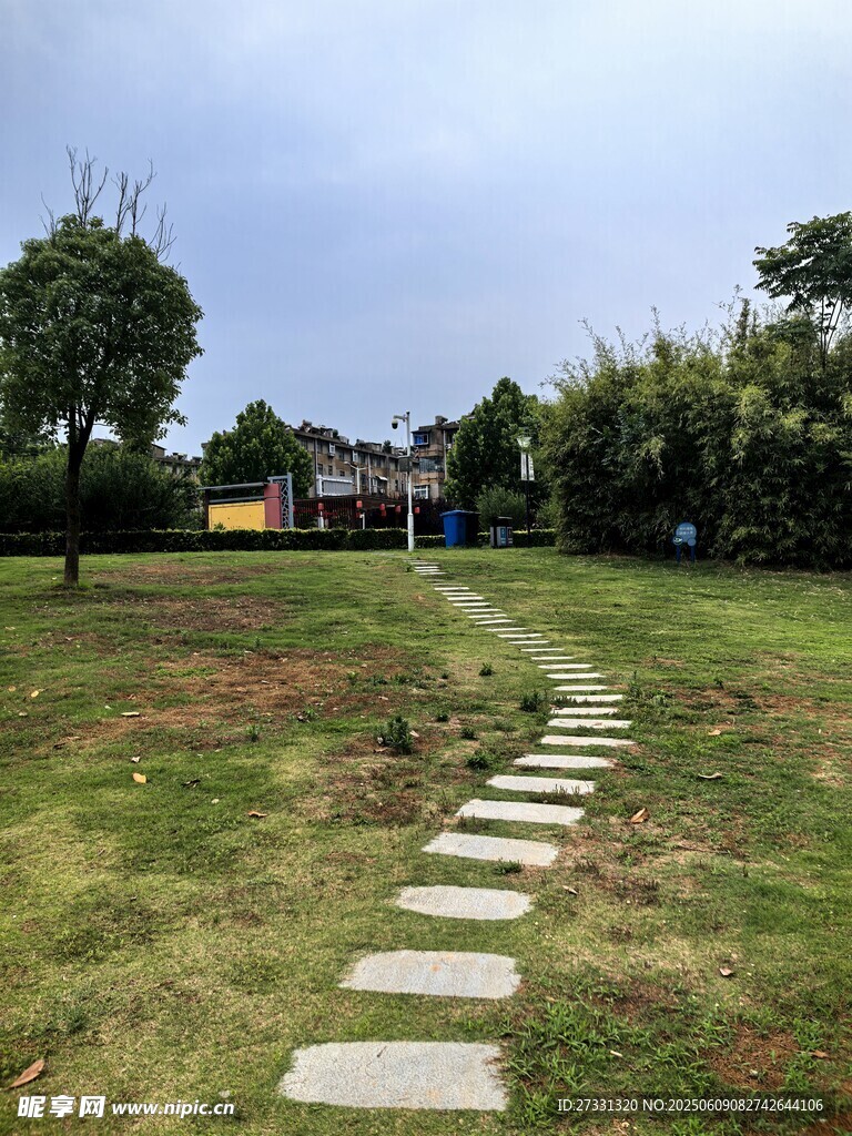 石板小径通往绿意庭院