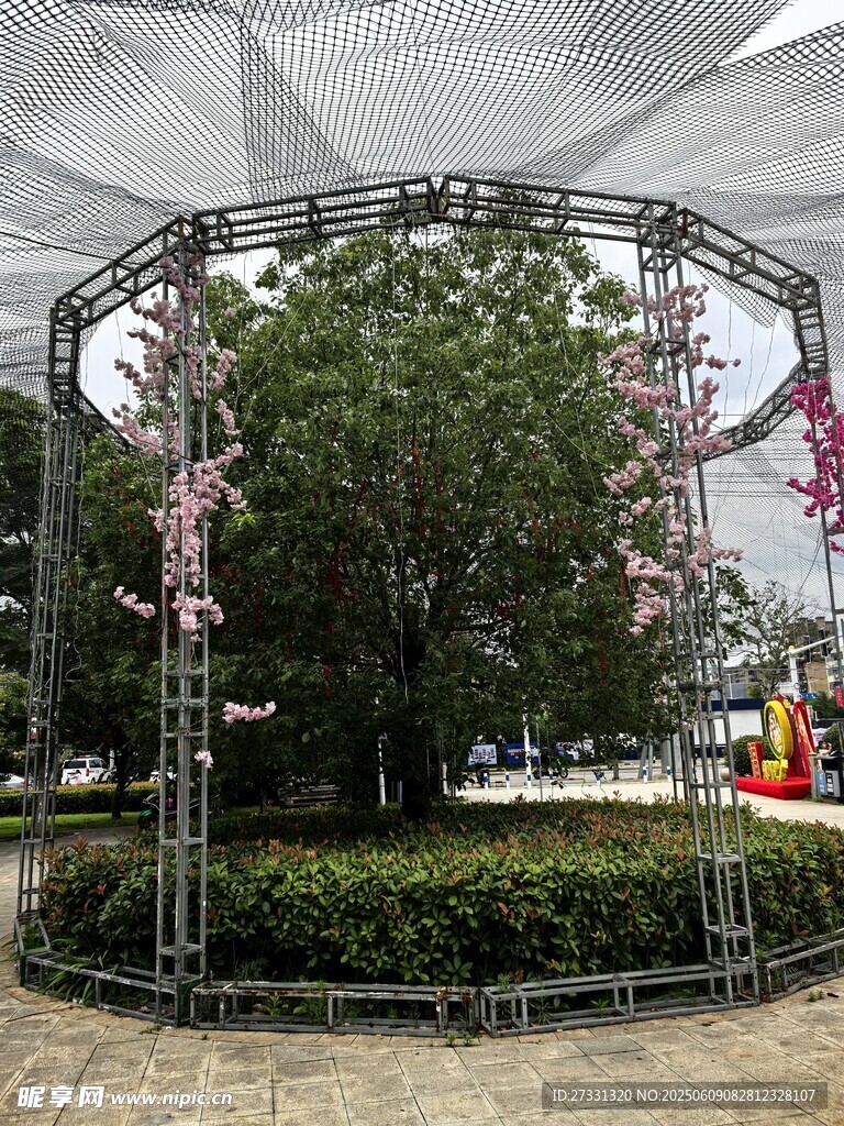 金属框架环绕绿植景观