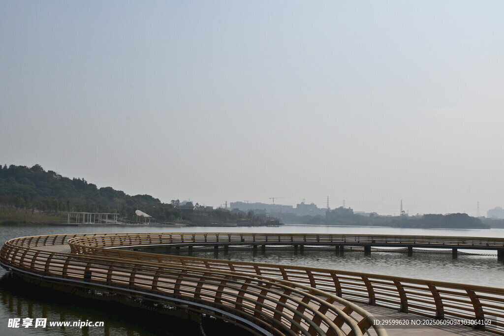 湖畔蜿蜒栈道风景如画