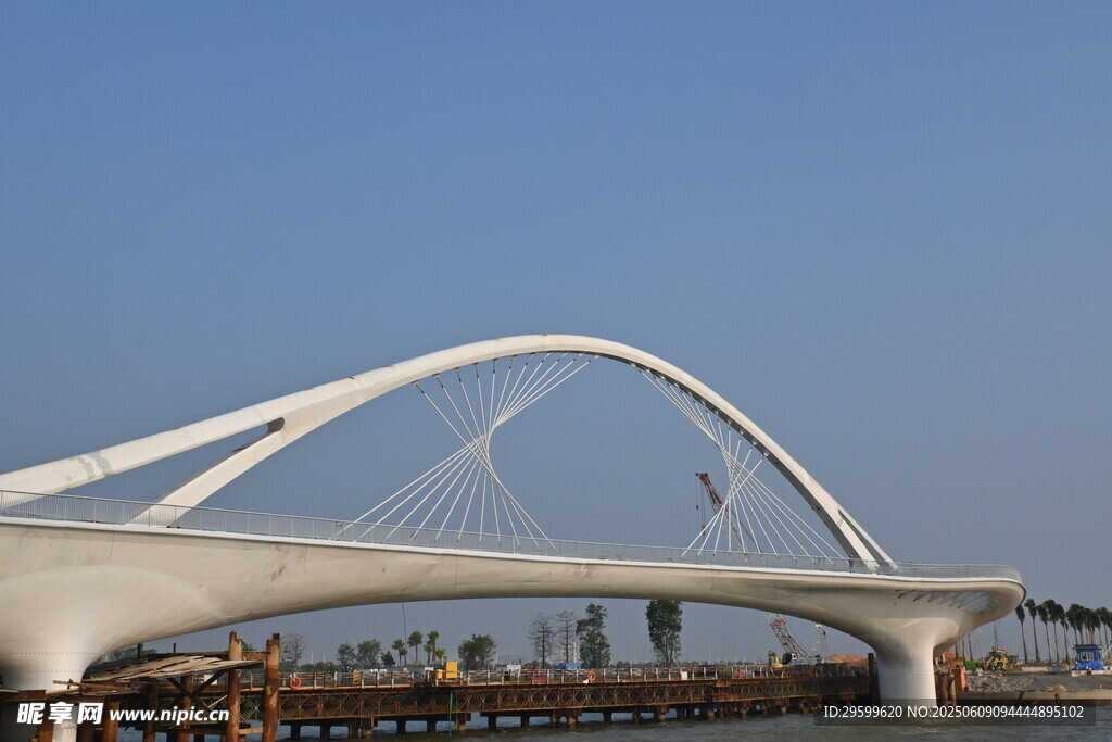 现代弧形桥梁建筑景观