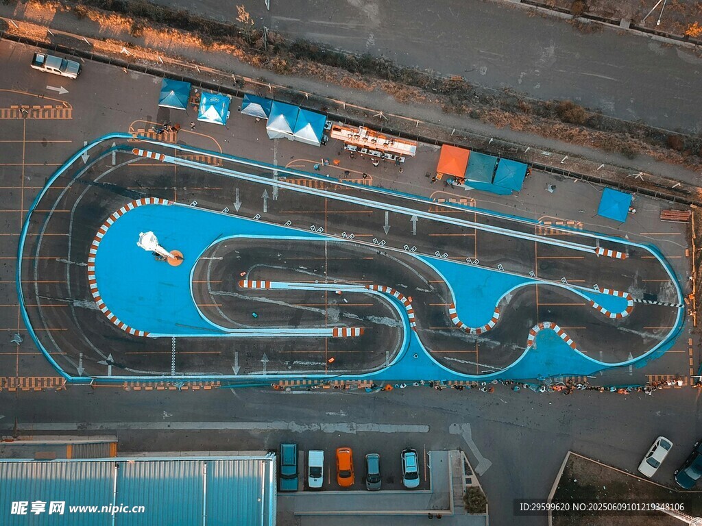 俯瞰蜿蜒的蓝色赛车跑道