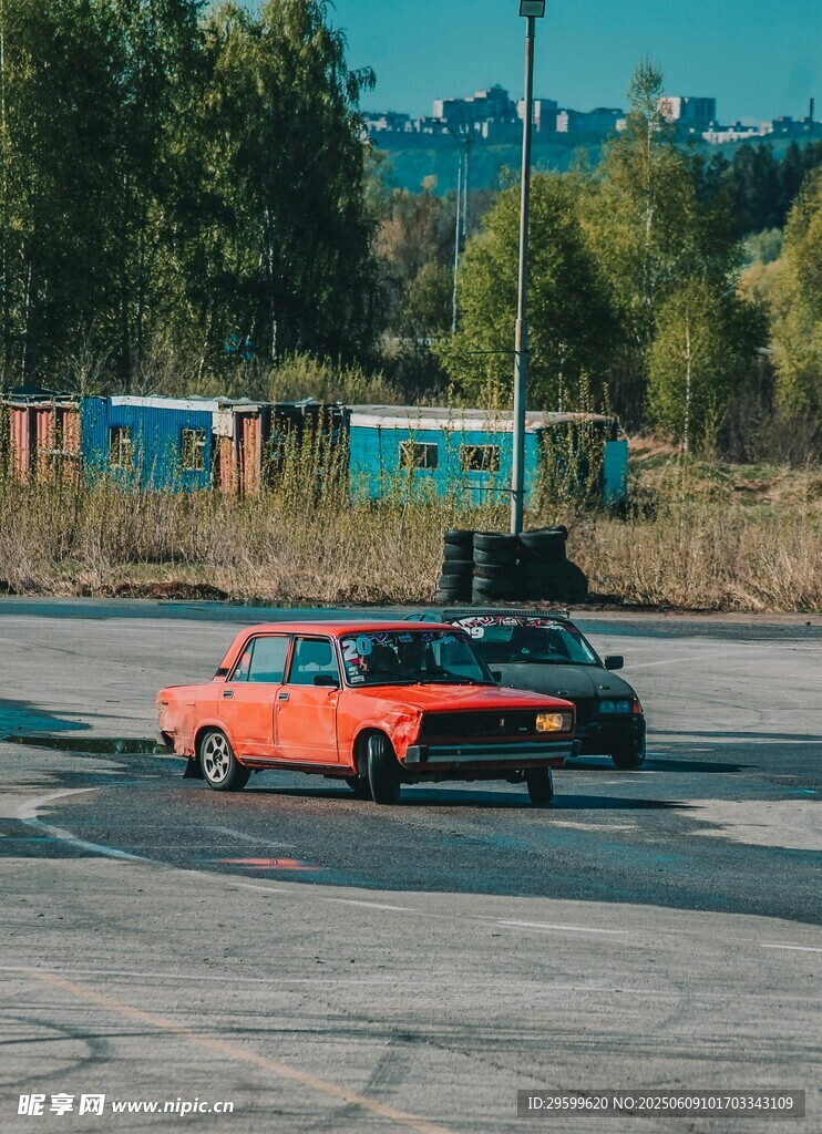 公路上行驶的两辆复古汽车