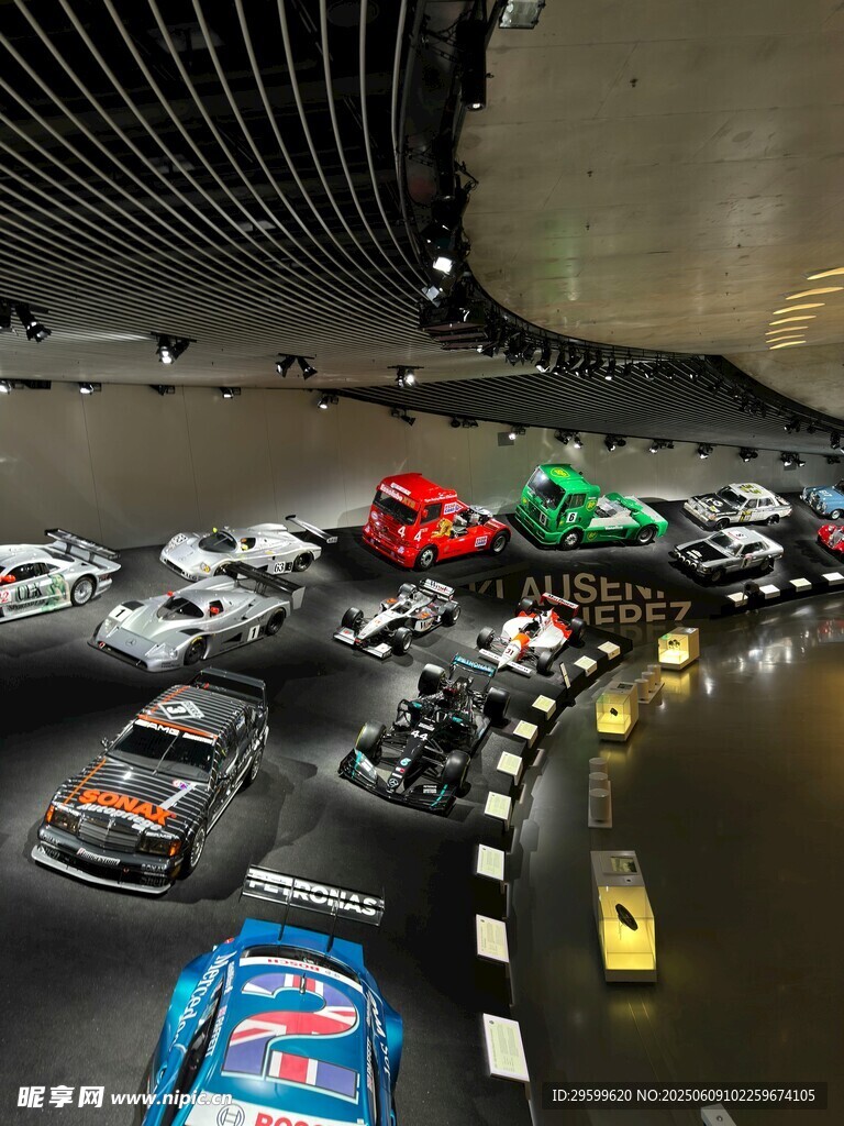 室内赛车场多彩赛车陈列