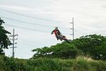 摩托车手空中飞跃瞬间