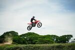 摩托骑手空中飞跃瞬间