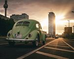 夕阳下的复古甲壳虫汽车