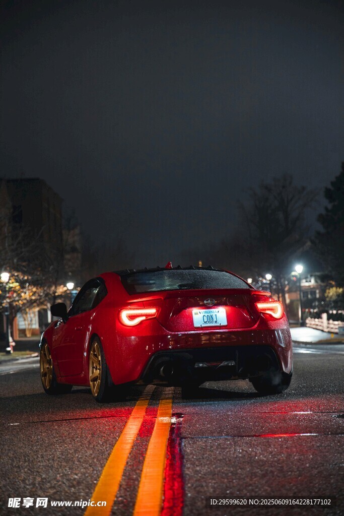 夜晚街头的红色炫酷跑车