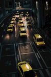 城市街道上的出租车车流