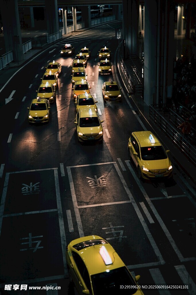 城市街道上的出租车车流