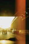 公路上的车辆与黄昏光影