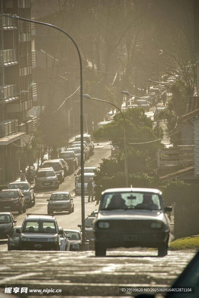 城市街道繁忙车流景象