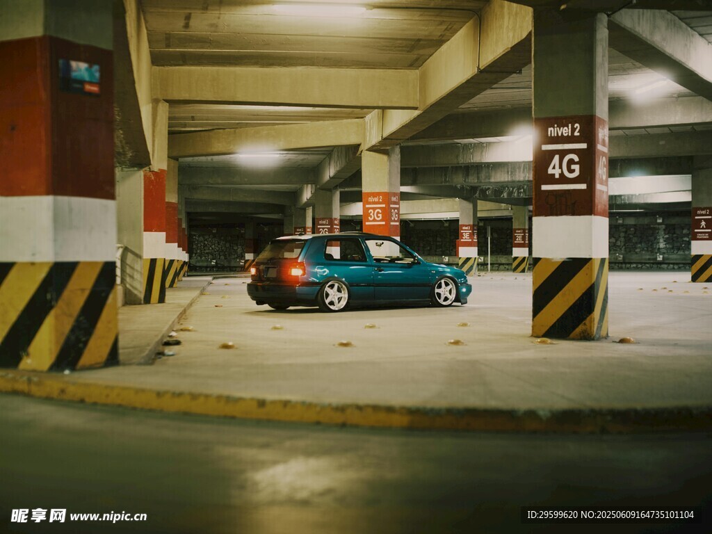 地下停车场中的蓝色轿车