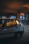 夜晚车库旁的老式旅行车