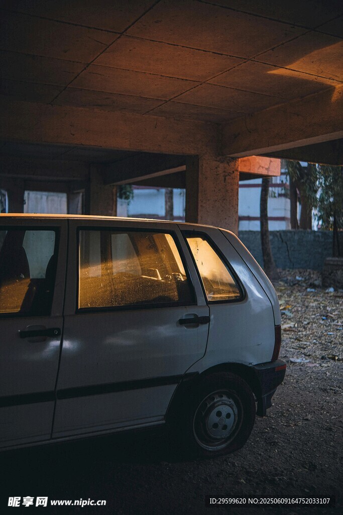 夜晚车库旁的老式旅行车