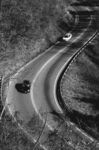 蜿蜒公路上行驶的车辆