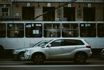 城市街道上的银色SUV