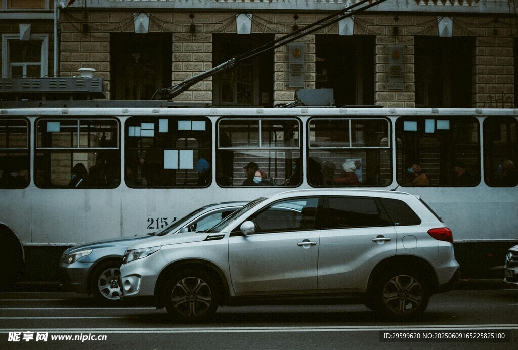 城市街道上的银色SUV