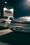 夜晚停车场中的两辆轿车