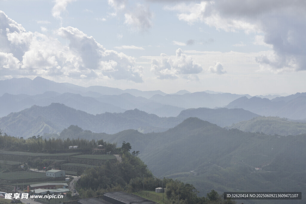 山峦云海间的壮阔景致