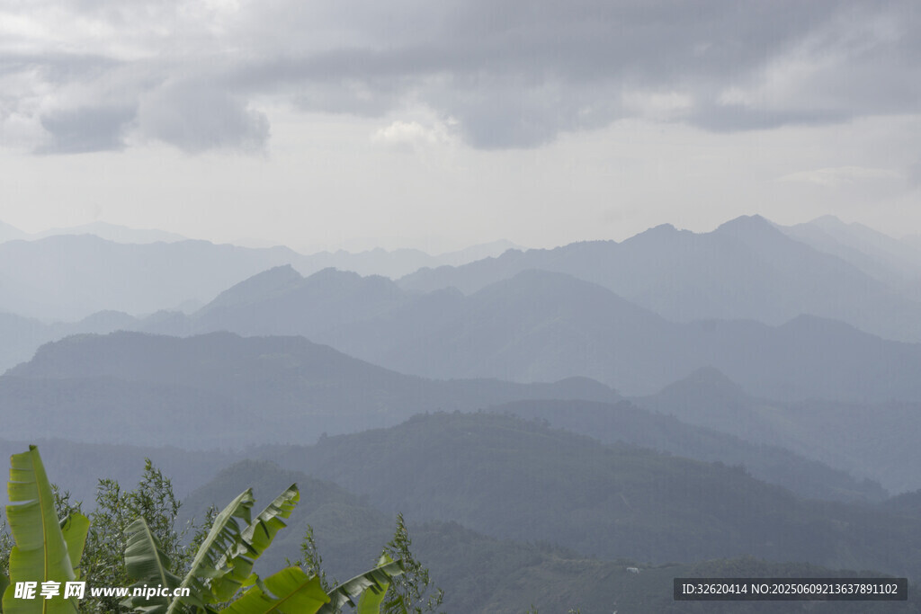 云雾缭绕的壮美山峦景色