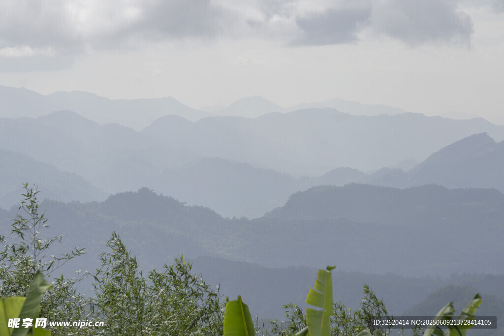 山峦叠嶂间的自然景致