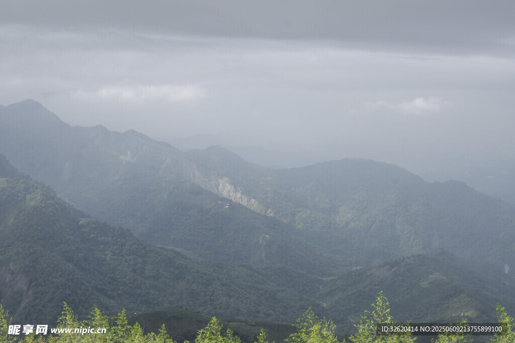 云雾缭绕的山峦景色