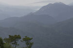 山峦叠翠间的朦胧美景