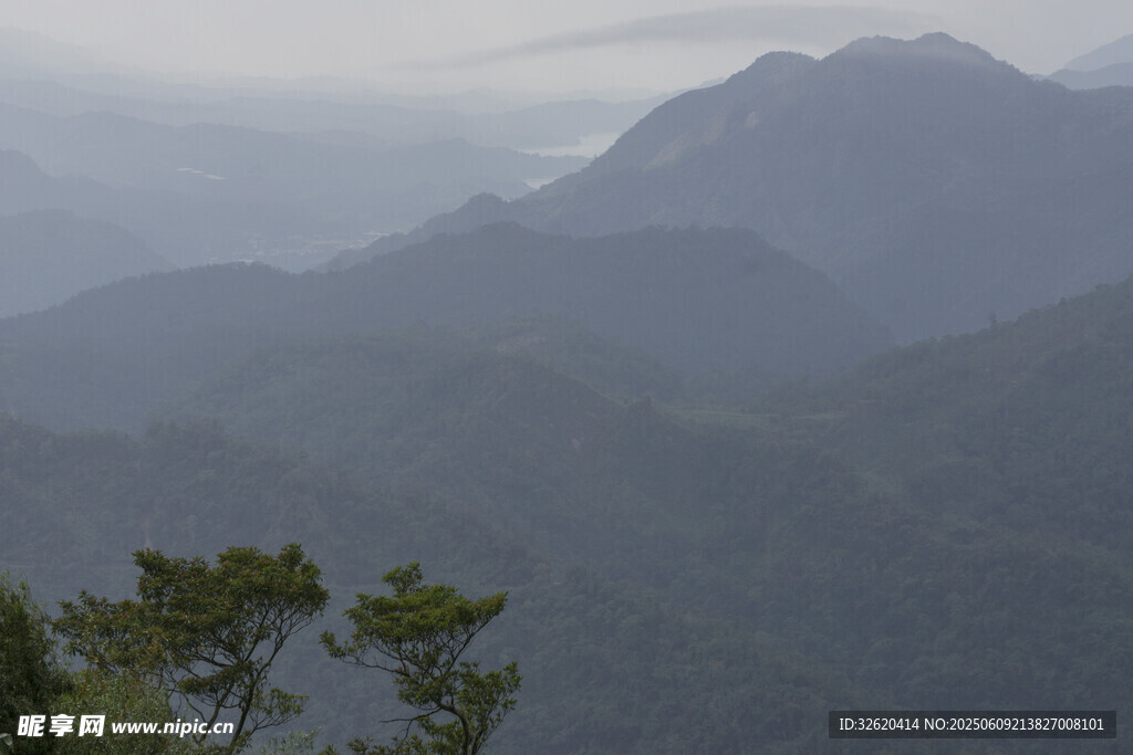 山峦叠翠间的朦胧美景