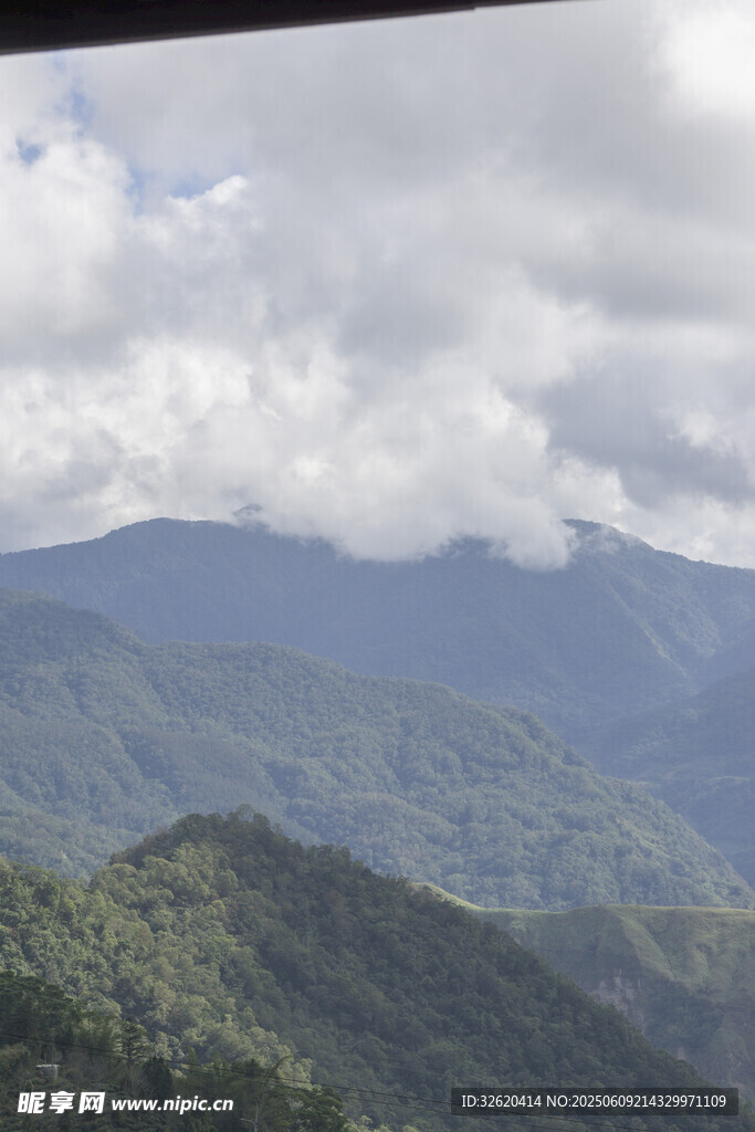 山峦云海间的壮美风光