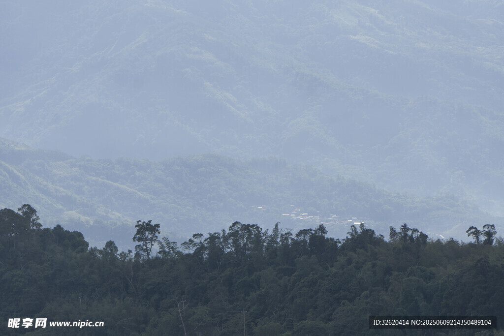 山林远景 云雾缭绕之景
