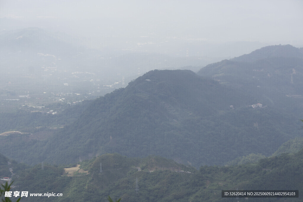 雾中群山美景