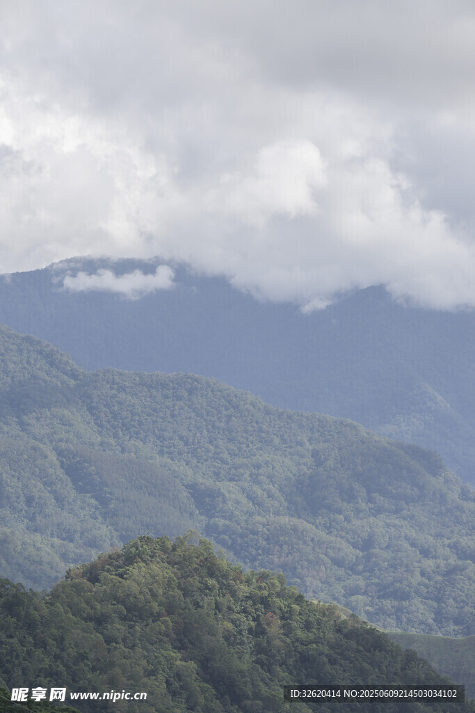 山峦云雾间的自然美景