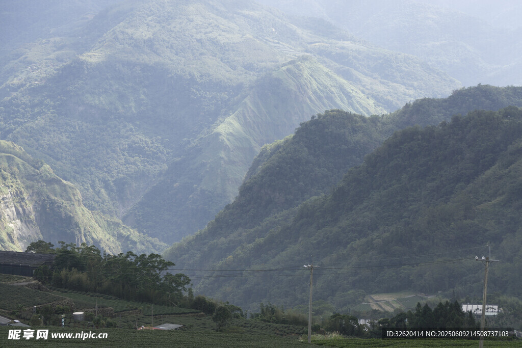 壮丽山景 山间村落隐现