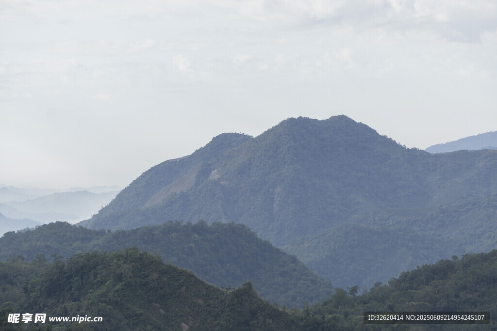 山峦叠翠的自然美景