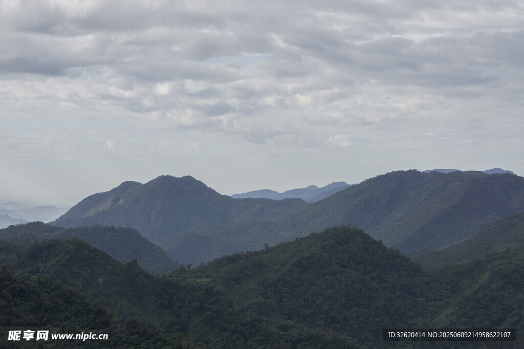 云雾缭绕的连绵青山